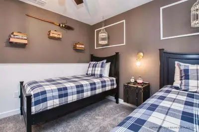 a bedroom with two beds and a table at Luxo Moderno | 5Q | Piscina | Perto da Disney in Kissimmee