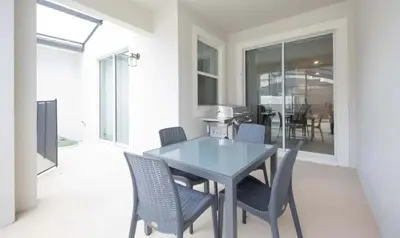 a dining room table with chairs and a sewing machine on it at Casa 4Q | Piscina Privativa | 10 min da Disney in Kissimmee
