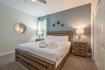 a bedroom with a bed with two pillows on it at Casa 5Q | Piscina Privativa & Vista para o Lago in Kissimmee
