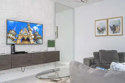 a living room with a flat screen tv on a white wall at Villa 6Q Storey Lake – 10 min da Disney in Kissimmee