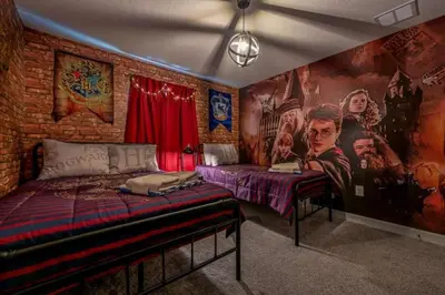 a room with two beds and a wall with a mural at Refúgio 5 Quartos c/ Piscina – Perto da Disney in Kissimmee