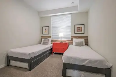 a bedroom with two beds and a red night stand at Apartamento 2Q | 10 Min da Disney | Piscina in Kissimmee