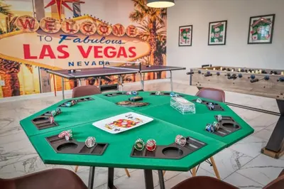 a poker table in a casino with a green table at 6Q/6B | Piscina Privativa | Game Room Temático in Kissimmee