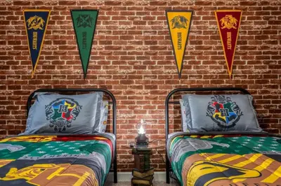 two beds in a room with kites on a brick wall at 7984-Formosa Valley Resort – Vila Luxuosa Perto da Disney (Piscina Aquecida & Quartos Temáticos!) in Orlando