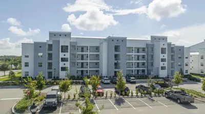 an aerial view of a large apartment building at Apartamento 3BR/2BA – A 10 Min dos Parques Disney! in Kissimmee