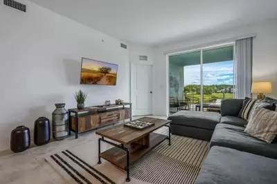 a living room with a couch and a table at Apartamento 3BR/2BA – A 10 Min dos Parques Disney! in Kissimmee