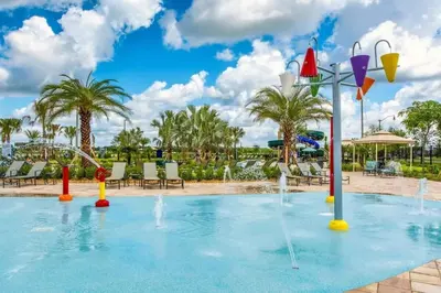 a pool at a resort with water fountains at Aconchegante 3Q no Storey Lake – 10 min da Disney! in Kissimmee
