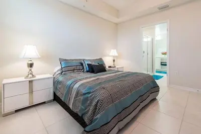 a bedroom with a bed and two night stands at Aconchegante 3Q no Storey Lake – 10 min da Disney! in Kissimmee