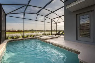 a swimming pool in a house with a glass roof at Casa Luxuosa 5Q c/ Piscina Perto da Disney! in Kissimmee
