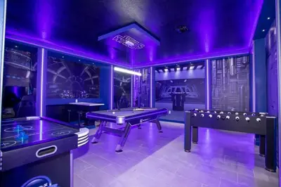 a purple room with ping pong tables and consoles at Casa 6Q de Alto Padrão c/ Game Room & Piscina in Kissimmee