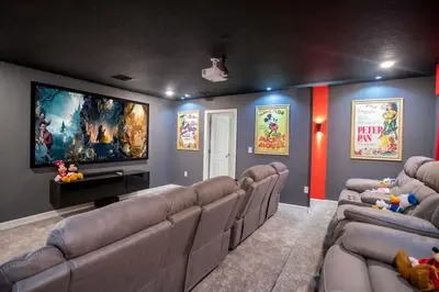 a movie room with leather chairs and a flat screen tv at Casa 6Q de Alto Padrão c/ Game Room & Piscina in Kissimmee