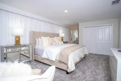 a large bedroom with a large bed and a table at Casa 6Q de Alto Padrão c/ Game Room & Piscina in Kissimmee