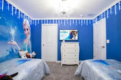 a bedroom with blue walls and a mermaid mural at Casa 6Q de Alto Padrão c/ Game Room & Piscina in Kissimmee