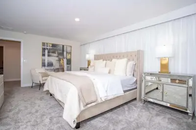 a large bedroom with a large bed and a chair at Casa 6Q de Alto Padrão c/ Game Room & Piscina in Kissimmee