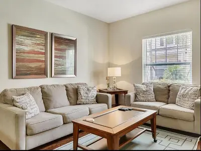 a living room with a couch and a coffee table at Casa 3Q Lucaya – 10 Min da Disney c/ Clubhouse in Kissimmee