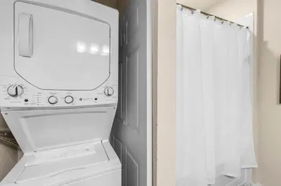 a bathroom with a sink and a mirror and a toilet at Casa 3Q Lucaya – 10 Min da Disney c/ Clubhouse in Kissimmee