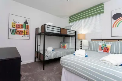a bedroom with two beds and a bunk bed at Casa 5Q Storey Lake – Resort & Piscina in Kissimmee