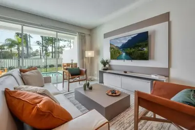 a living room with a couch and a tv at 7961 Luxuosa Villa de 4 Suítes com Piscina Privativa a 10 Minutos da Disney in Orlando
