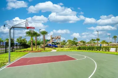 a basketball court in a park with a basketball hoop at Casa com Piscina Privativa a 10 Min da Disney in Kissimmee