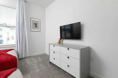 a white dresser with a television on top of it at Casa 5Q/5B c/ Piscina Perto da Disney in Kissimmee