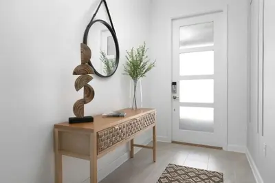 a dressing table with a mirror and a vase on it at Casa 5Q/5B c/ Piscina Perto da Disney in Kissimmee