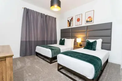 a hotel room with two beds and a window at Casa 5Q c/ Piscina e Temas da Disney in Kissimmee