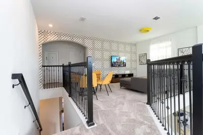 a living room with a couch and a table at Casa 5Q c/ Piscina e Temas da Disney in Kissimmee