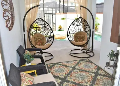 a living room with three hanging baskets at Casa 4Q com Piscina Aquecível — Storey Lake in Kissimmee