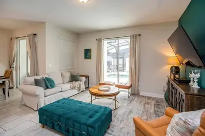 a living room with a couch and a table at Casa 4Q com Piscina Aquecível — Storey Lake in Kissimmee