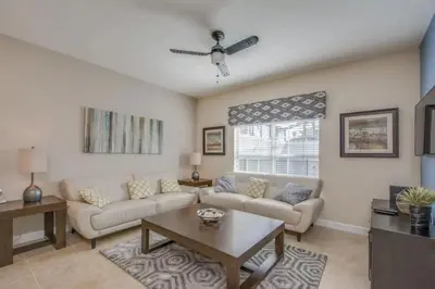 a living room with a couch and a table at Amplo Townhome 4 Quartos com Piscina Privativa in Kissimmee