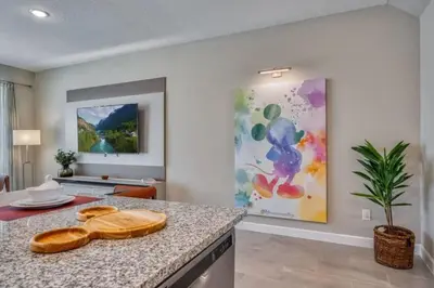 a kitchen with a counter top and a painting on the wall at Casa 5Q com Piscina Privativa no Formosa in Orlando