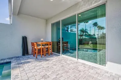 a dining room with a table and chairs on a patio at Casa 5Q com Piscina Privativa no Formosa in Orlando