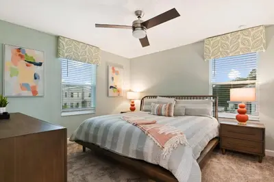 a bedroom with a bed and a ceiling fan at Vila incrível 9 quartos | Perto da Disney in Kissimmee