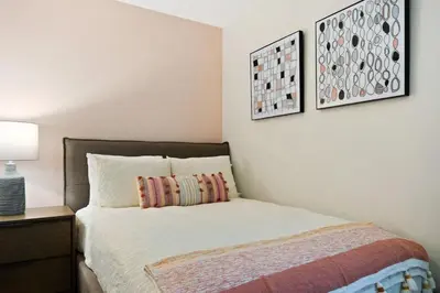 a bedroom with a bed and two pictures on the wall at Vila incrível 9 quartos | Perto da Disney in Kissimmee