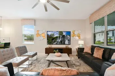 a living room with a couch and a table at Vila incrível 9 quartos | Perto da Disney in Kissimmee