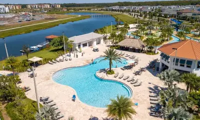 an aerial view of the pool at the resort at Casa 4 Quartos com Piscina Privativa Storey Lake in Kissimmee