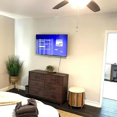 Beautiful Guest Suite with Private Driveway and Entrance