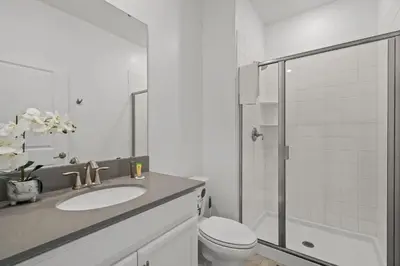 a bathroom with a sink and a toilet and a shower at Casa moderna com piscina privativa perto da Disney in Kissimmee