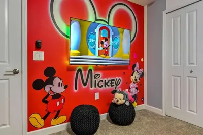 a mickey mouse wall mural in a childs room at Casa Temática c/ Piscina no Storey Lake in Kissimmee