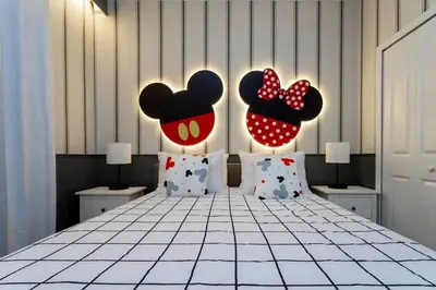 a bedroom with a bed with two hearts on the wall at Casa 5 Quartos com Piscina e Tema Disney in Kissimmee