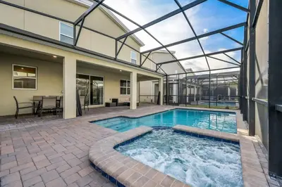 an indoor swimming pool with a glass ceiling at Villa Luxuosa 9Q c/ Piscina Privativa e Temas in Kissimmee