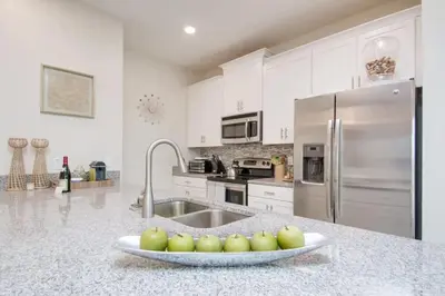 a kitchen with a plate of apples on a counter at Viva o Luxo – 5 Quartos e Piscina no Resort in Kissimmee