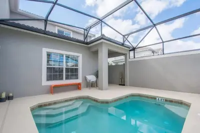 an indoor swimming pool with a glass roof at Viva o Luxo – 5 Quartos e Piscina no Resort in Kissimmee