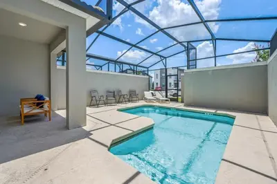 an indoor swimming pool with a glass ceiling at Férias Perfeitas! Casa 4Q+Piscina perto Disney in Kissimmee