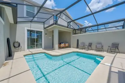 a swimming pool in a house with a glass ceiling at Férias Perfeitas! Casa 4Q+Piscina perto Disney in Kissimmee