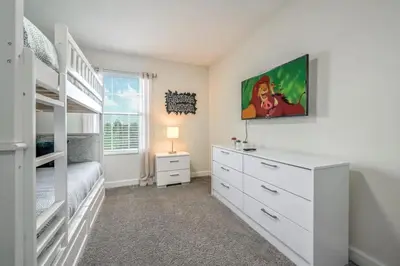 a bedroom with a bunk bed and a white dresser at Férias Perfeitas! Casa 4Q+Piscina perto Disney in Kissimmee