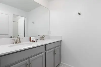 a bathroom with two sinks and a large mirror at Townhome 4Q Storey Lake c/ Piscina Privada in Kissimmee