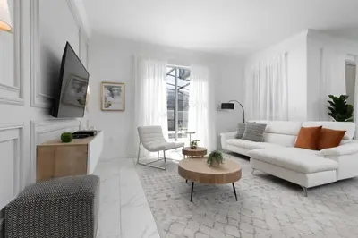 a white living room with a white couch and a table at Townhome 4Q Storey Lake c/ Piscina Privada in Kissimmee