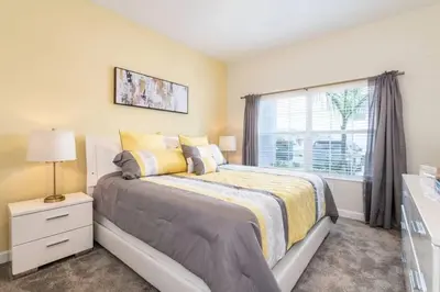 a bedroom with a bed and a window at Casa c/ piscina privativa a 10 min da Disney in Kissimmee