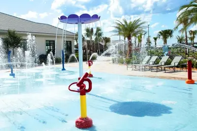 a pool with a water fountain with a pair of scissors at Casa c/ piscina privativa a 10 min da Disney in Kissimmee